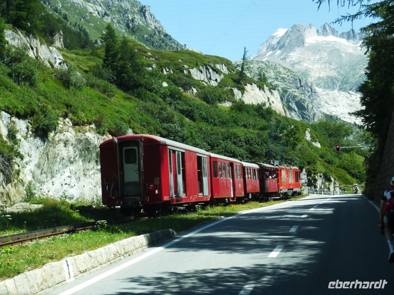 Die Bahn fährt über den Furkapass.