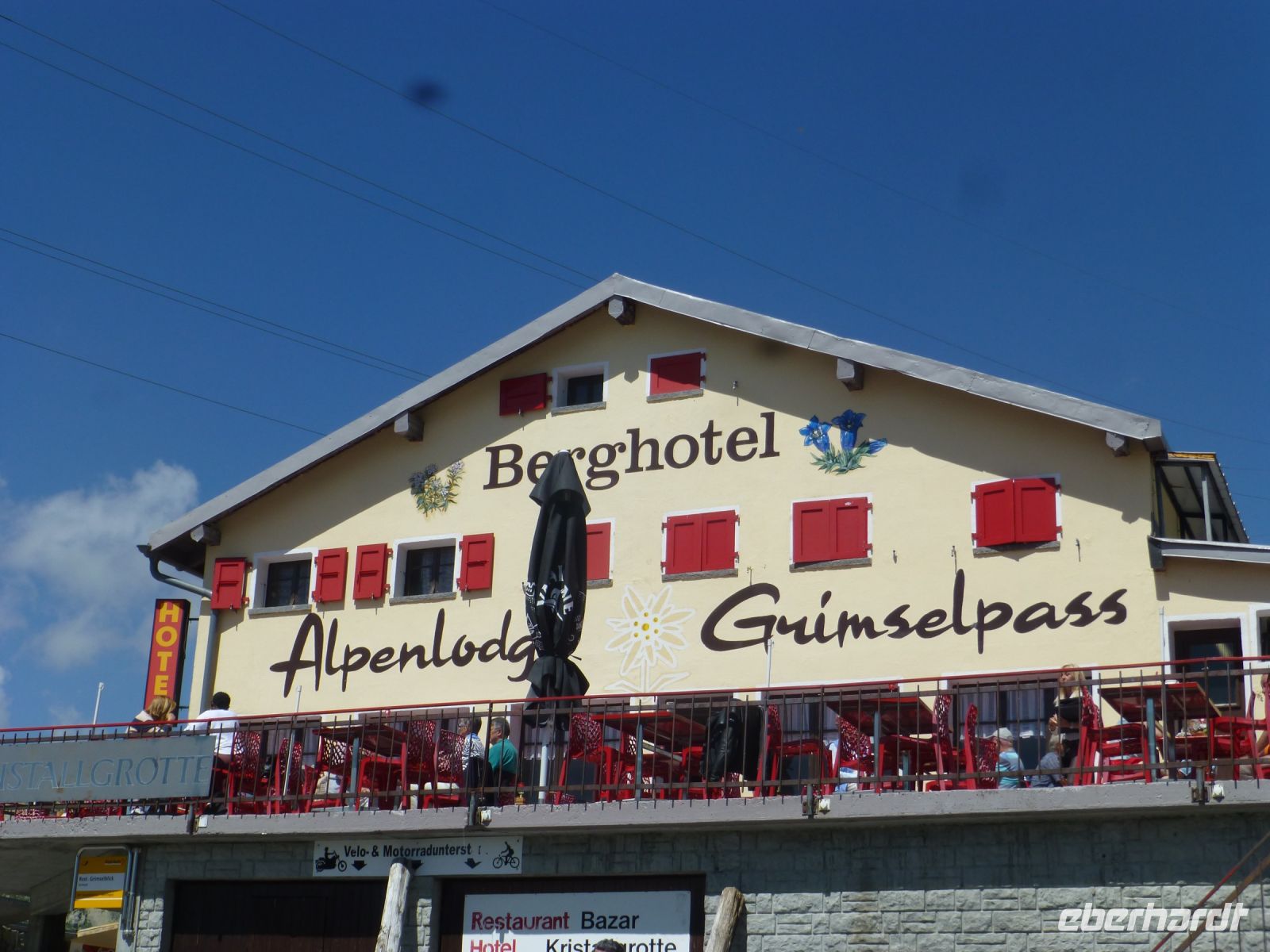 Sonne, eine Terrasse, ein anderer Charakter als der Gotthard im Dunst. 