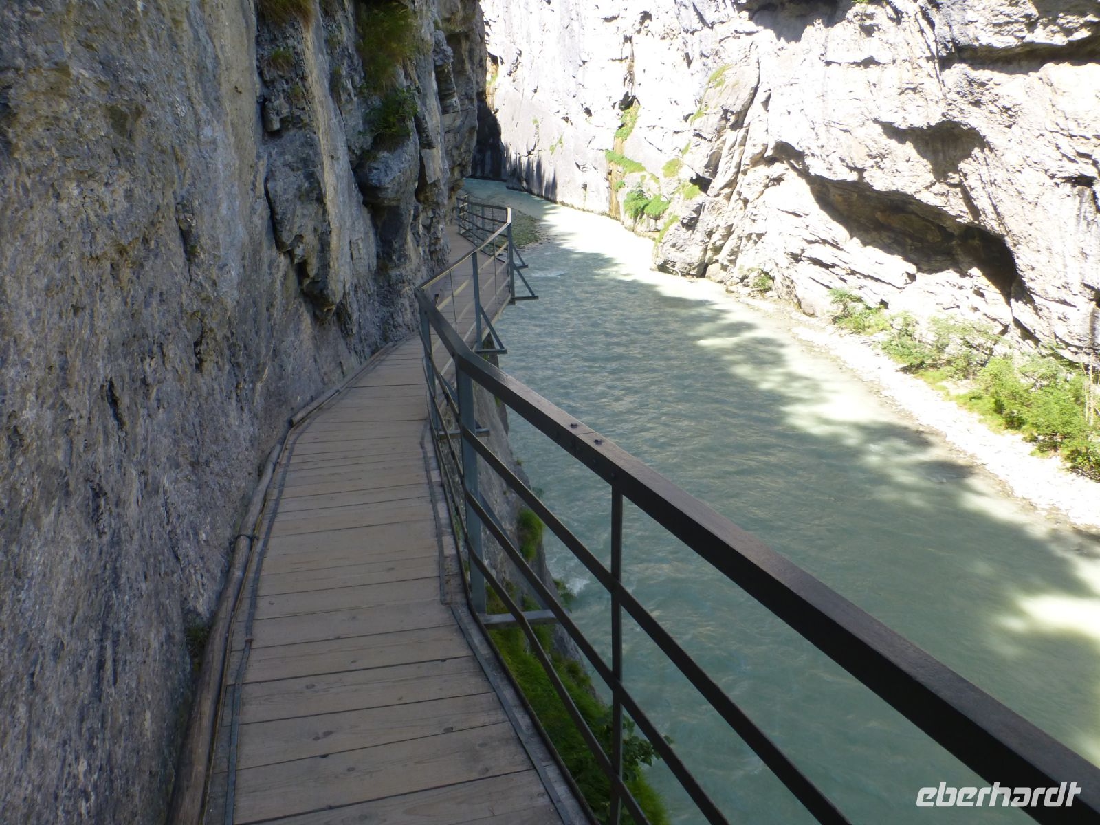 1400 Meter geht es über Stege, die an den Felsen befestigt sind.