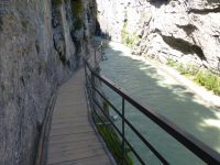 1400 Meter geht es über Stege, die an den Felsen befestigt sind.