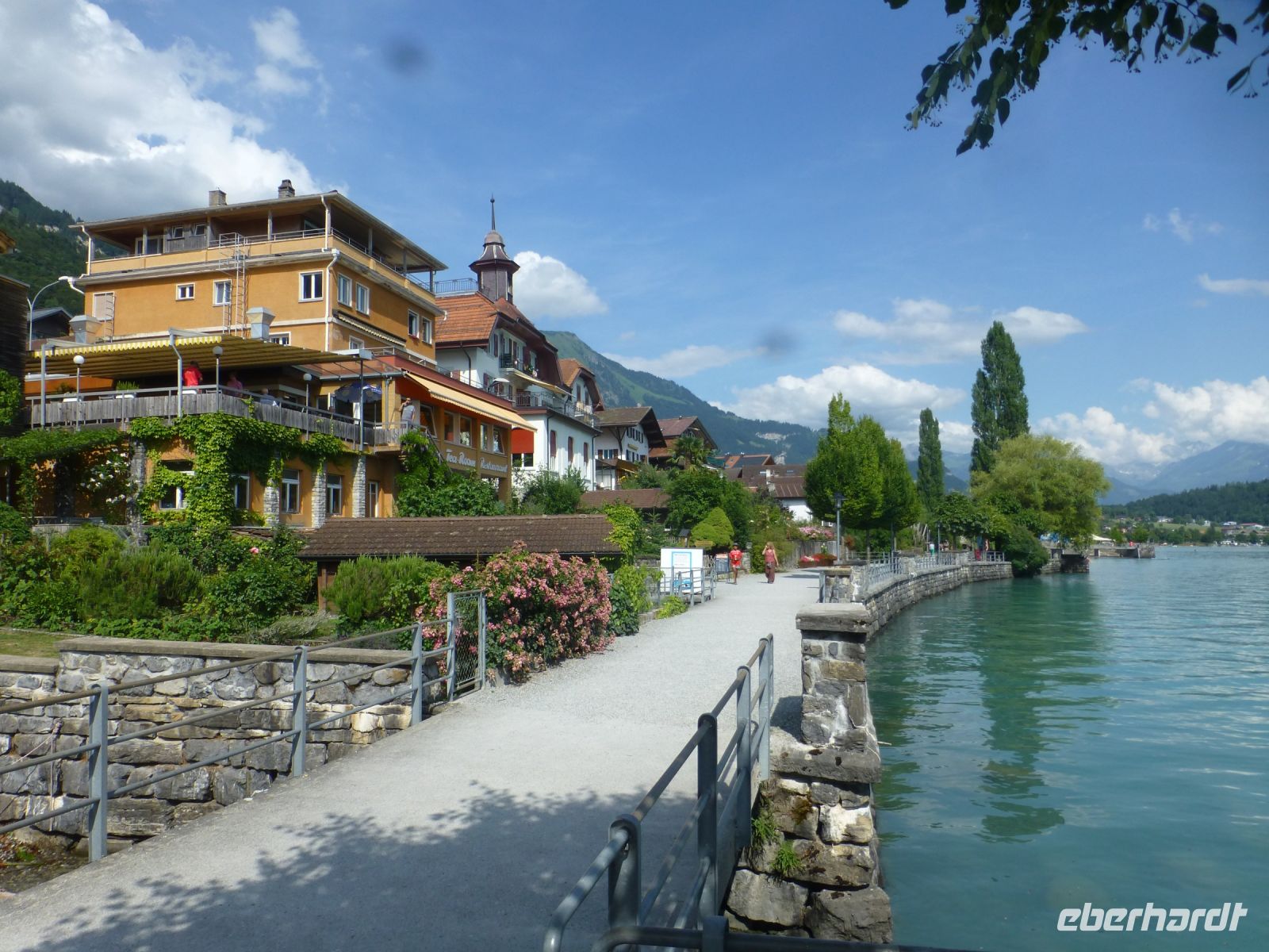 Die Seepromenade von Brienz, hier gibt es Liegestühle und Treppen, die ins Wasser führen.