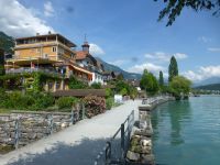 Die Seepromenade von Brienz, hier gibt es Liegestühle und Treppen, die ins Wasser führen.