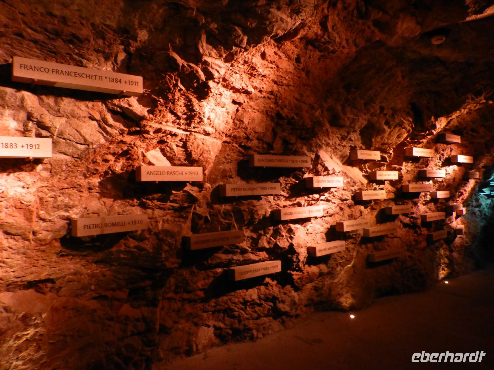 Erinnerungstafel für jene, die beim Bau der Bahn gestorben sind.