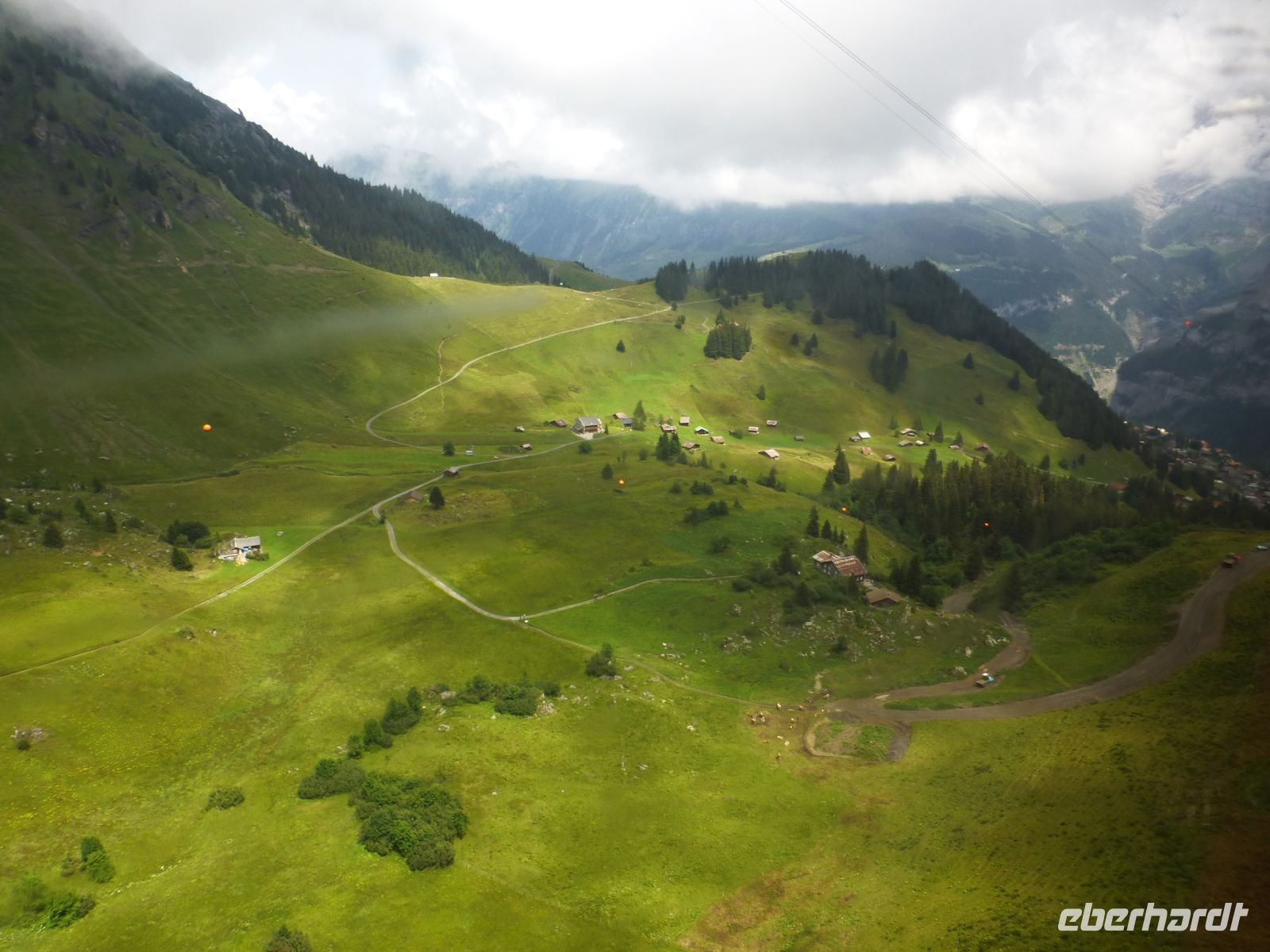 Unter den Wolken sieht man mehr.