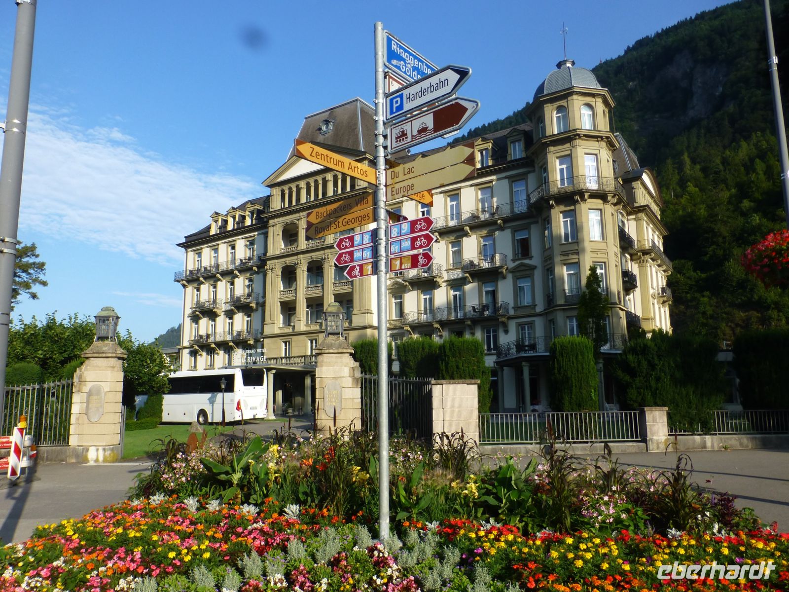 Gepflegte Parkanlagen, schöne Hotels und die Sonne scheint – so verabschiedet sich Interlaken von uns. 