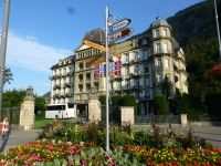 Gepflegte Parkanlagen, schöne Hotels und die Sonne scheint – so verabschiedet sich Interlaken von uns. 