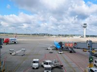 Flughafen Berlin, unsere Maschine links
