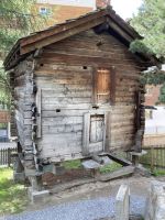 Auf Holzfüße gestellt und eine Steinplatte sorgt für die Mäuseschutz.