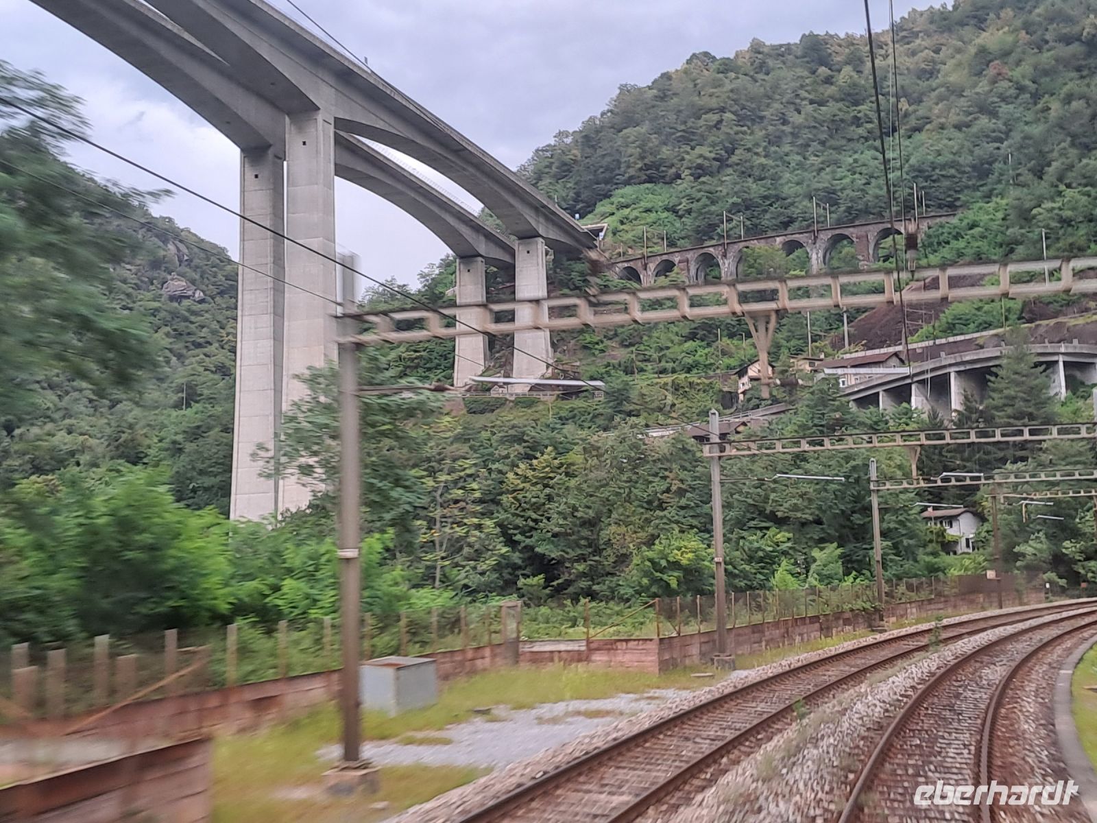 Gotthardstrecke Bus & Bahn.jpg