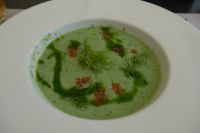 Gurkensuppe mit Honig, Kaviar und Dill