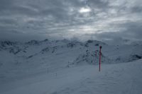 Die Berge sind zu sehen trotz Wolken