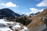 Die tiefverschneiten Berge rücken immer näher