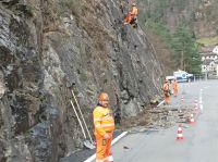 Fahrt entlang der alten Gotthardstrecke, ein Felsbrocken liegt jetzt auf der Straße