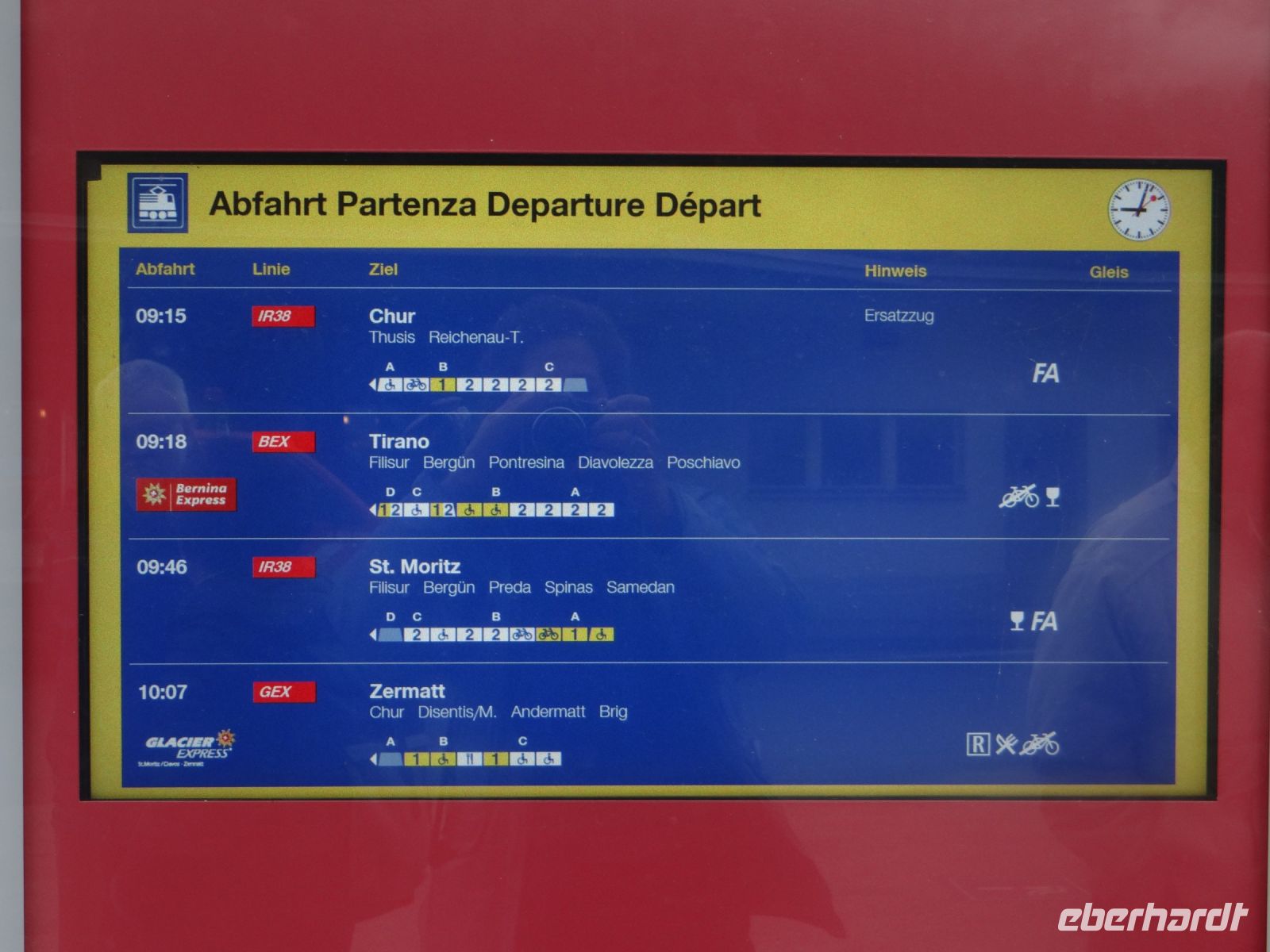 Bernina Express, in Tiefencastel ist unser Zug nach Tirano angezeigt. 