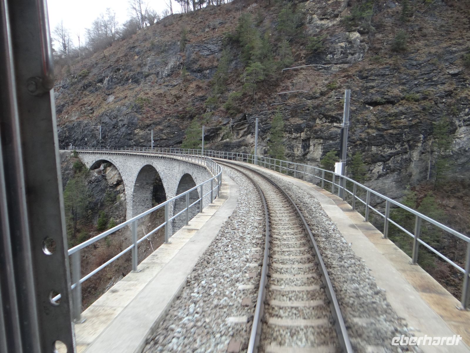 Bernina Express, wir haben den letzten Waggon, so dass wir nach links, rechts und nach hinten gucken können übers Landwasserviadukt.