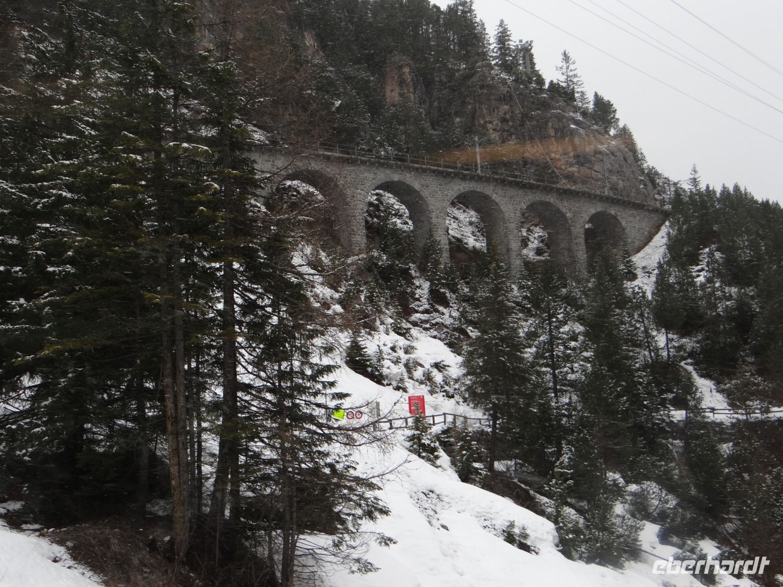 Bernina Express, die Bahn windet sich in Kehren hinunter, hinauf, dass einem schwindlig werden kann.
