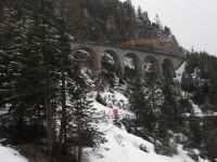 Bernina Express, die Bahn windet sich in Kehren hinunter, hinauf, dass einem schwindlig werden kann.