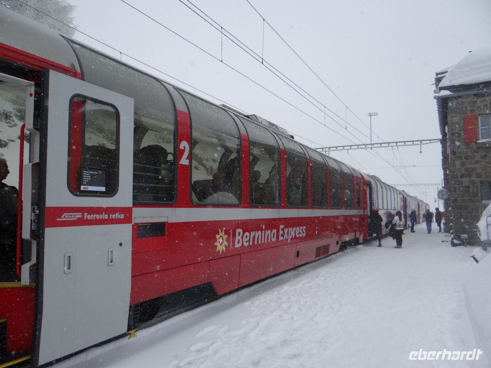 Der Bernina Express, rot, stolz, schick, mit großen Panoramafenstern, so dass einem nichts entgeht. 