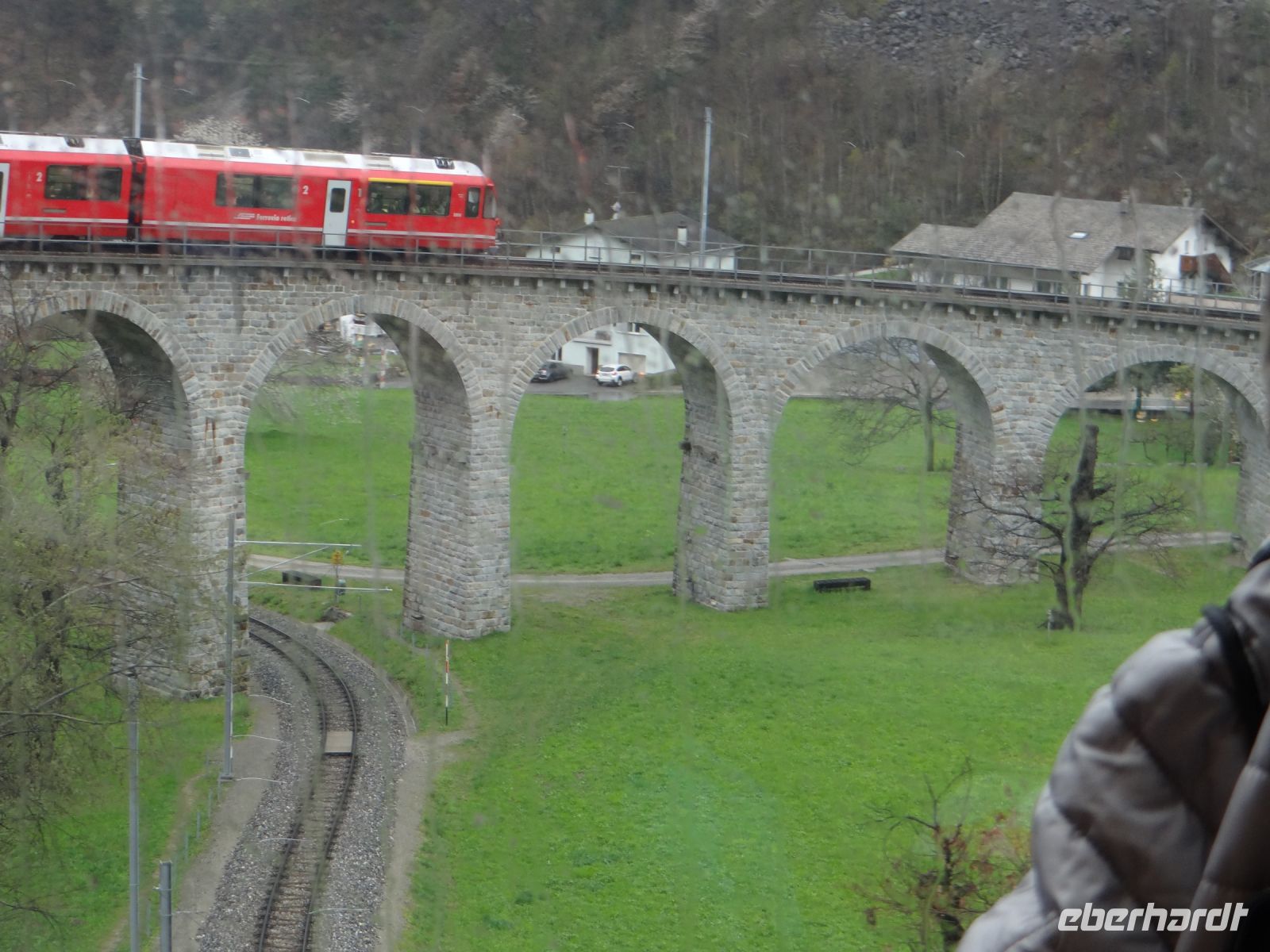 Bernina Express, das Kreisviadukt von Brusio, einmal rundrum.