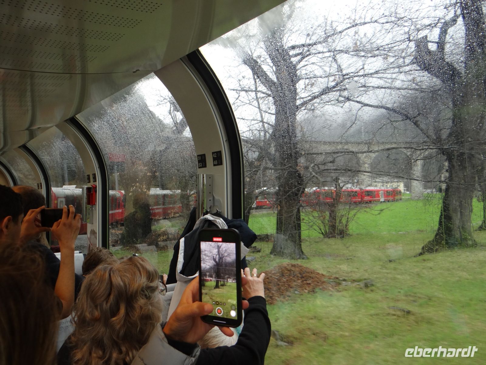 Bernina Express, eben waren wir noch oben, schon sind wir unten und fahren unten durch.