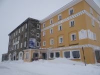 Der Berninapass, unten Frühling, oben Winter. 