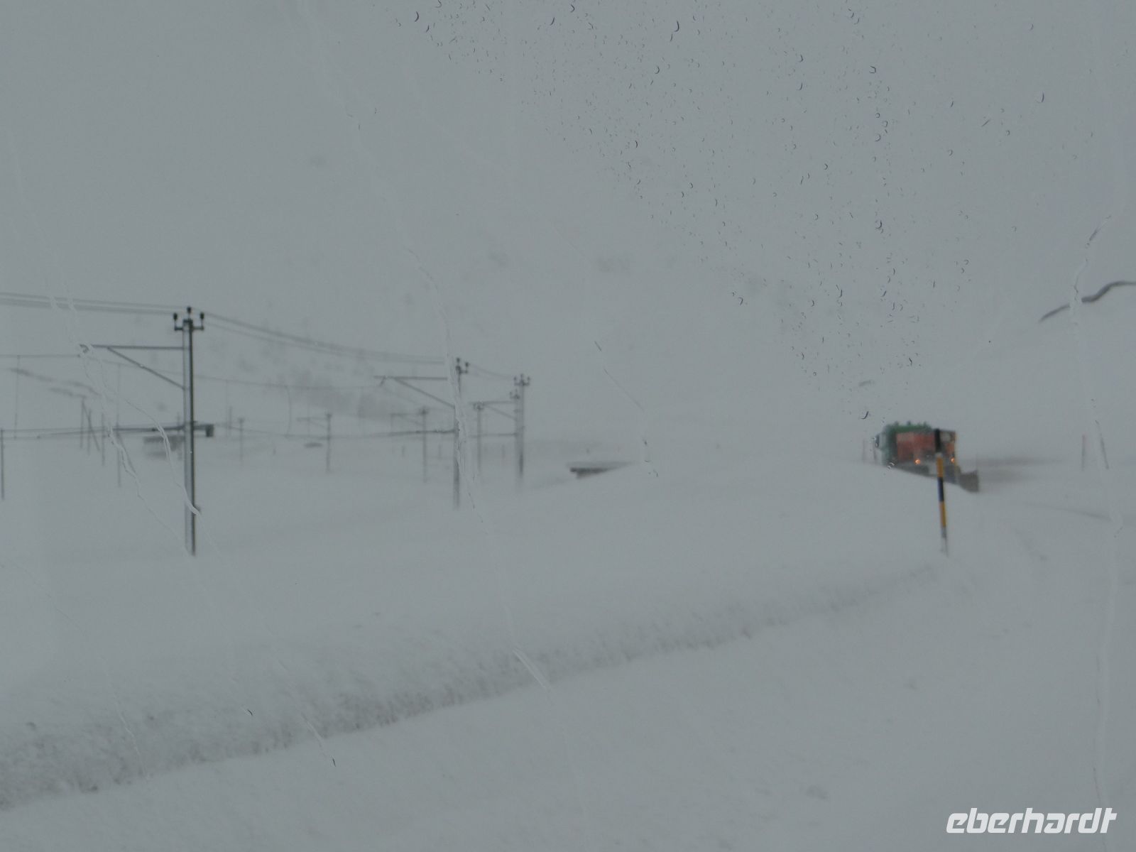 Berninapass, eine Schneewüste. Die Räumfahrzeuge sind auf der Straße und helfen uns, zu passieren.
