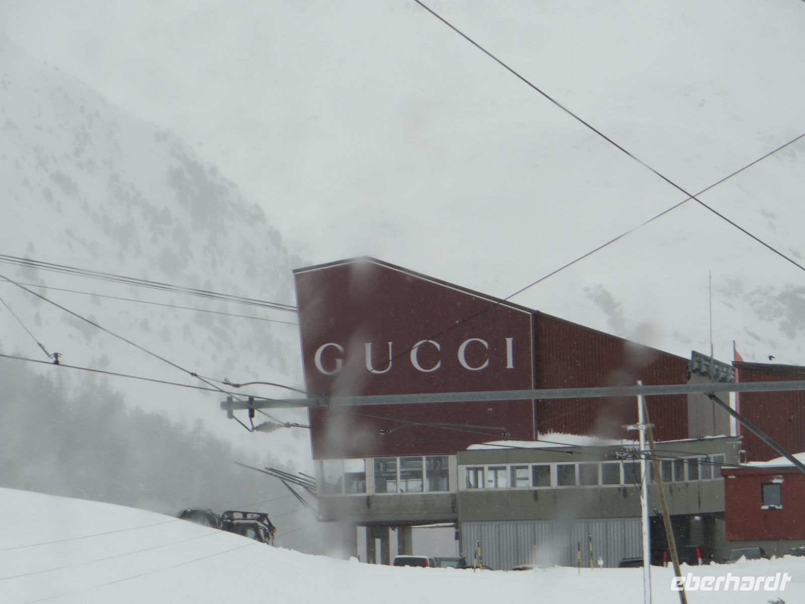 Berninapass, nicht nur die Gondel, auch die Station ist mit einer italienischen Edelmarke gebrandet. 