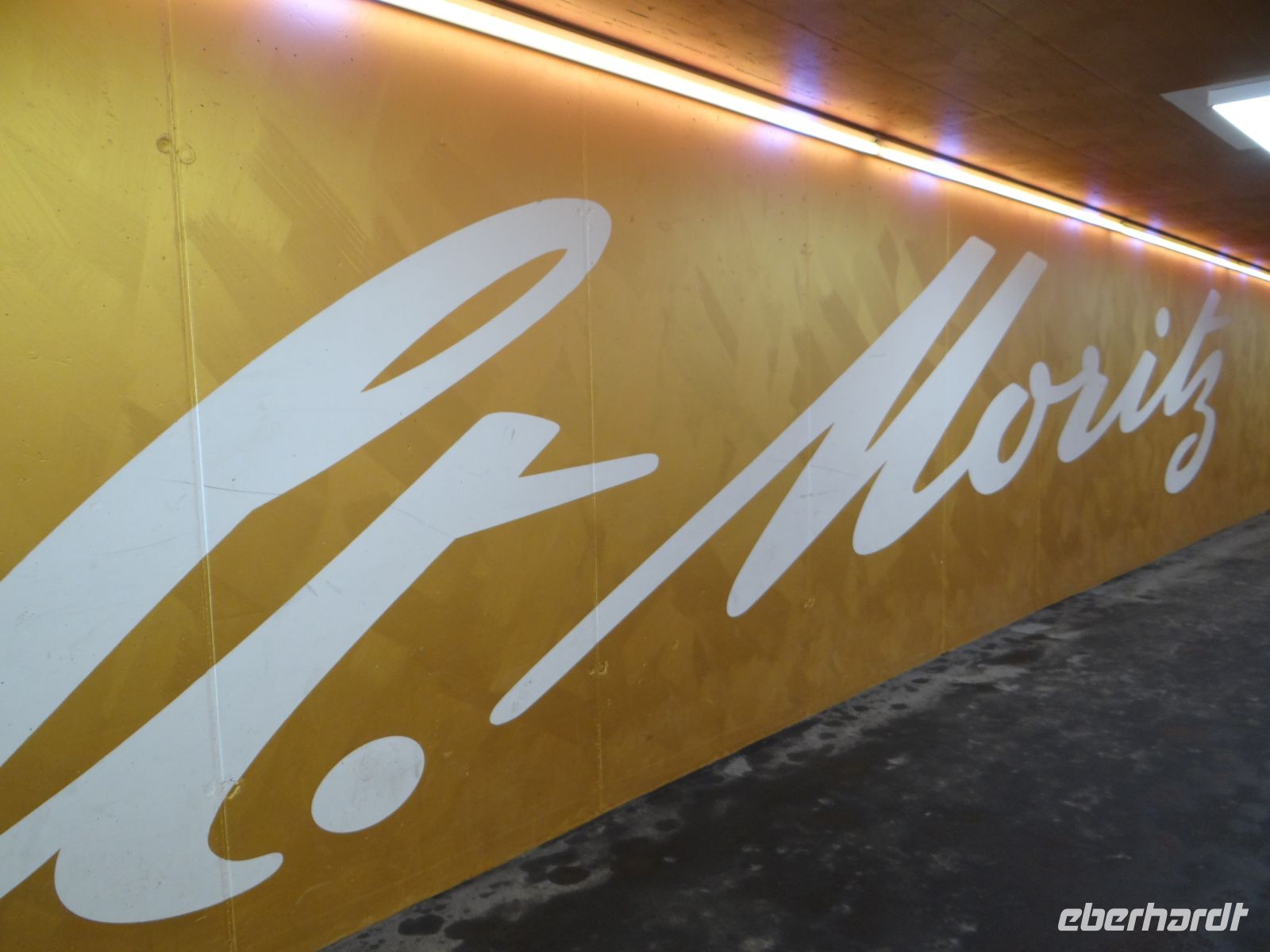 St. Moritz, Schriftzug auf goldenem Grund, damit auch jeder weiß, in welchem Umfeld er sich bewegt.