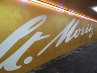 St. Moritz, Schriftzug auf goldenem Grund, damit auch jeder weiß, in welchem Umfeld er sich bewegt.