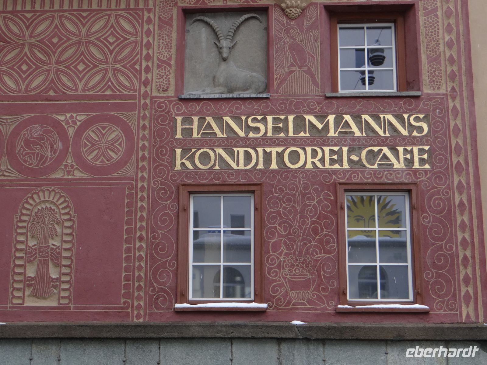 St. Moritz, das Haus ist mit Ritzzeichnungen reich geschmückt. 