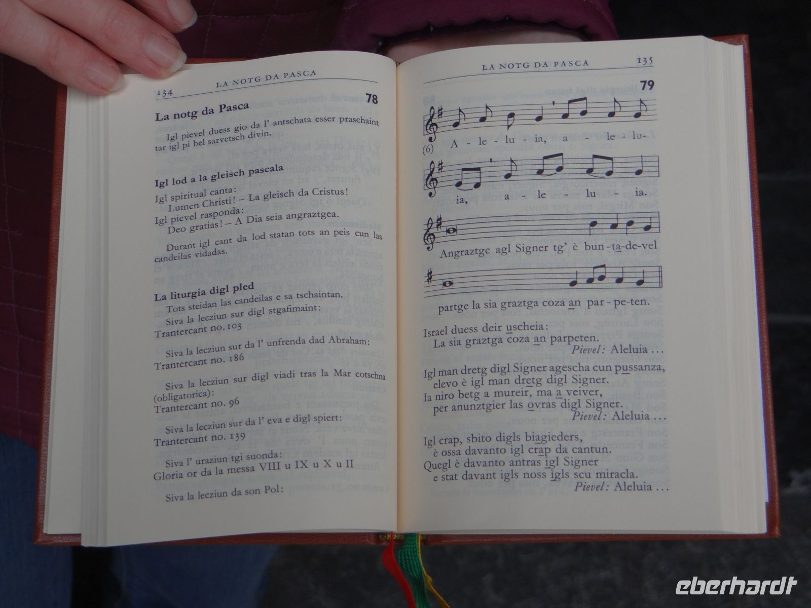 Das Gesangsbuch ist auf Rätoromanisch, der vierten Landessprache der Schweiz.