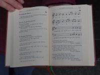 Das Gesangsbuch ist auf Rätoromanisch, der vierten Landessprache der Schweiz.