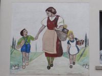 Tiefencastel, das Wandbild zeigt die Mutter und ihre beiden Kinder beim Einkaufen. Die Landschaft ist eher italienisch als schweizerisch.