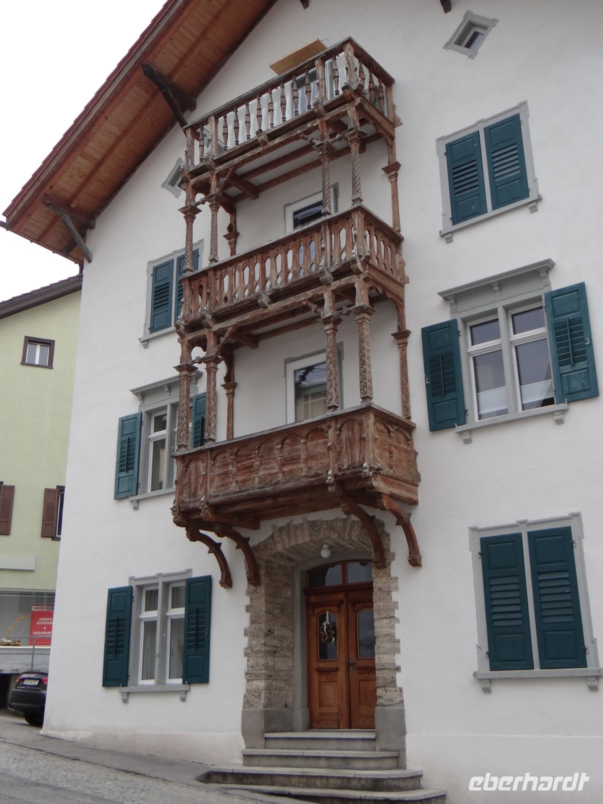 Tiefencastel, in jedem Schweizer Ort stehen schöne Häuser. 