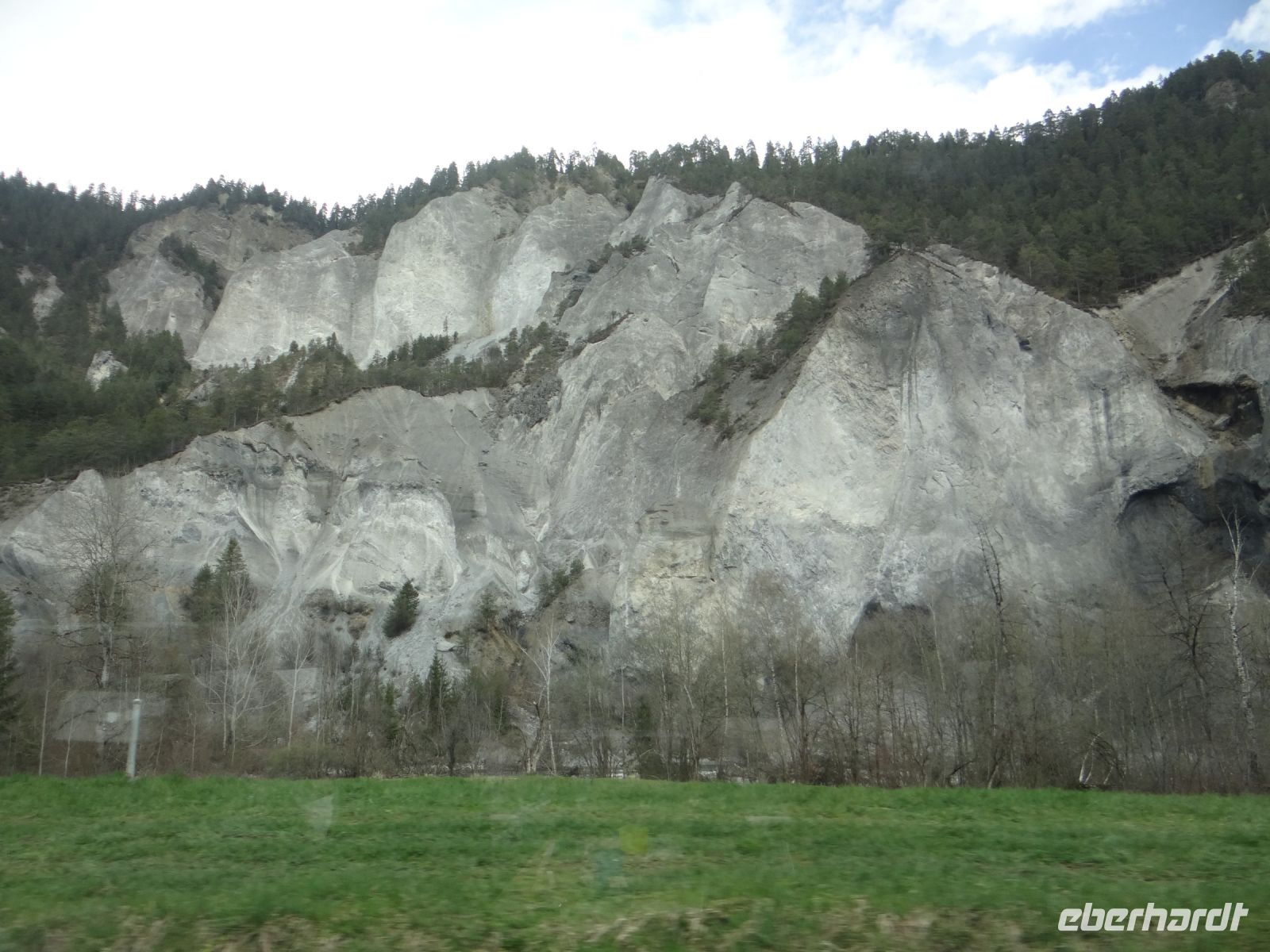 Der Glacier Express fährt durch die 14 km lange Rheinschlucht.