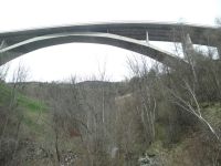 Glacier Express, unten der Rhein, oben spannt sich die Brücke.