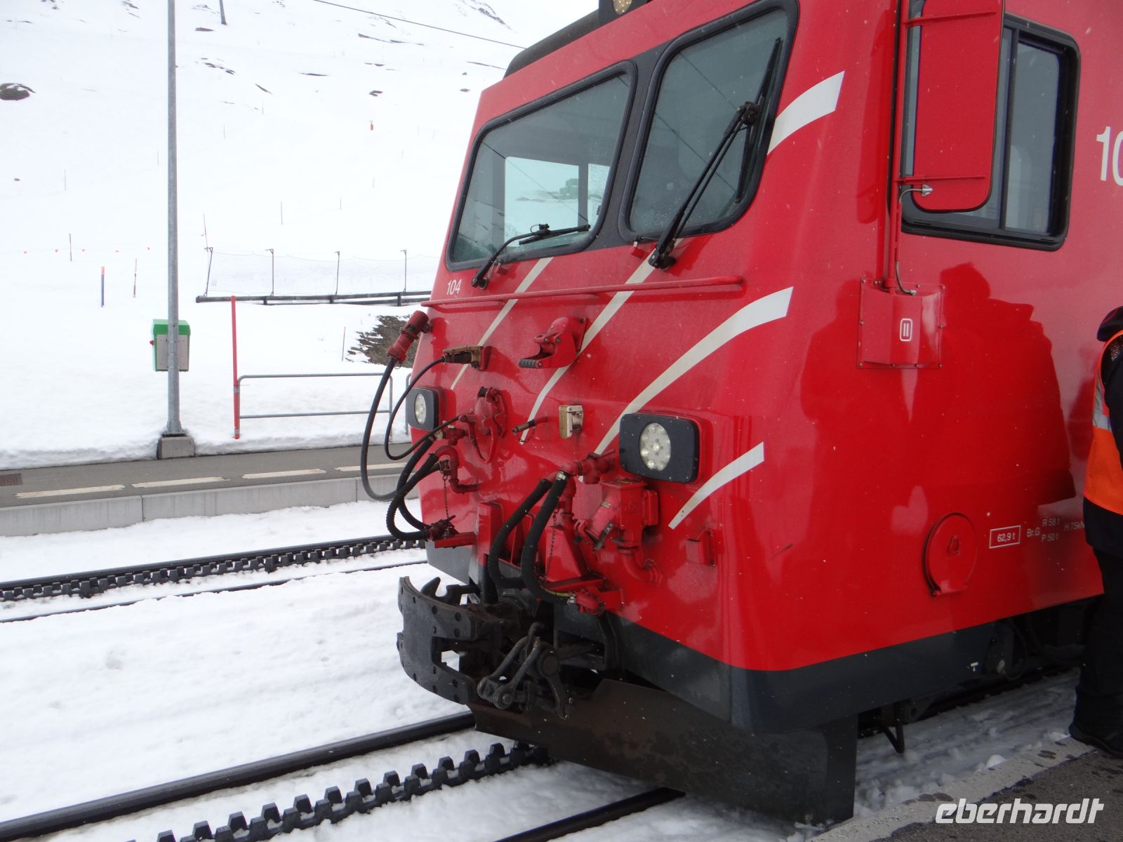 Glacier Express, die versetzte Führung der Zahnstange sorgt für eine ruhige Fahrt. 