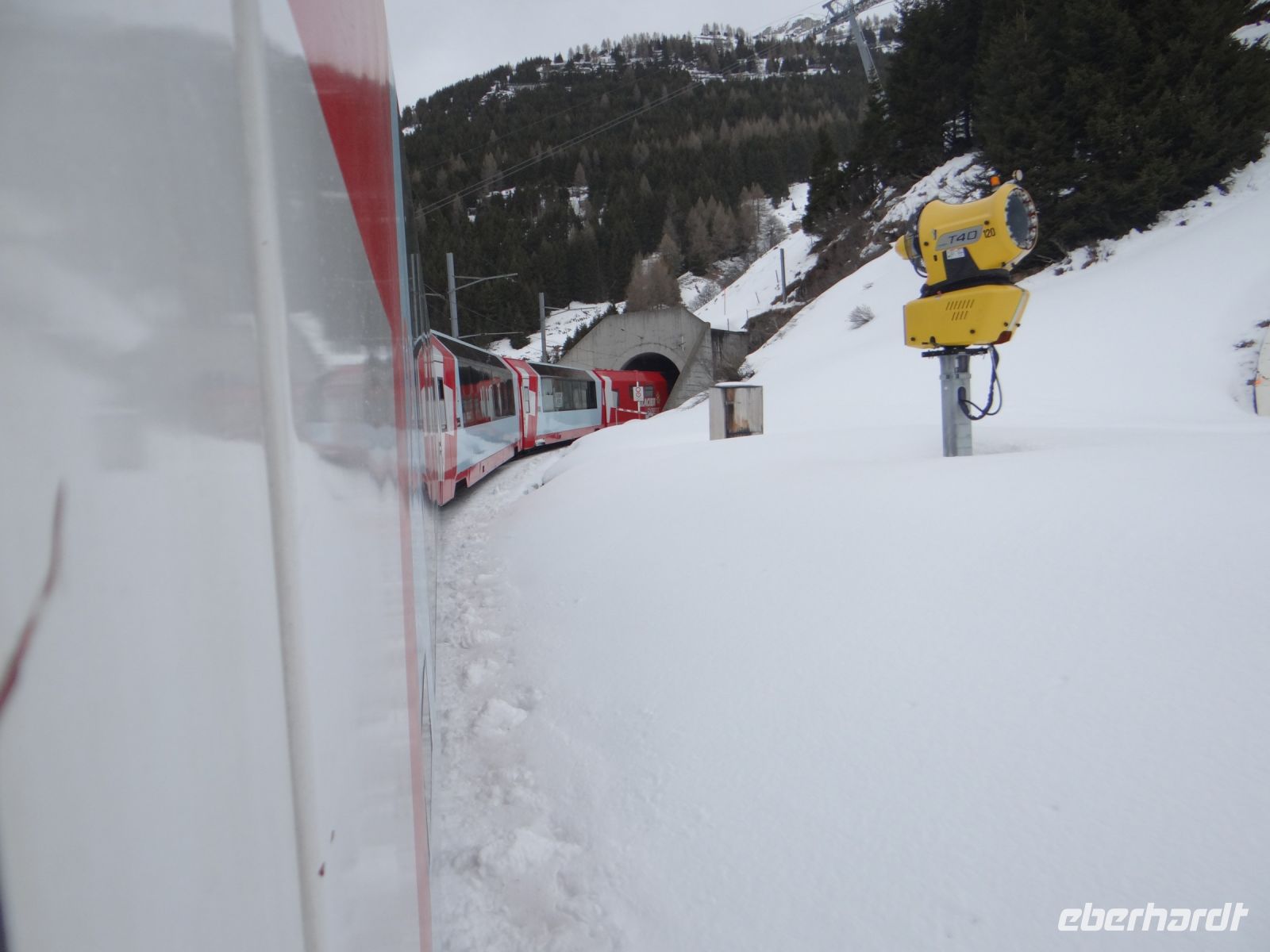 Glacier Express, Tunnel, Kehren, es geht runter nach Andermatt.