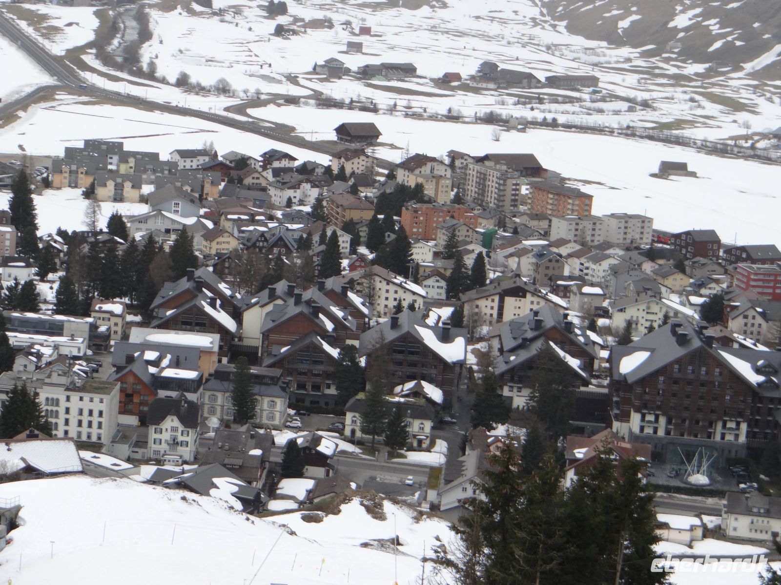 Andermatt liegt am Fuß des Gotthardpasses und vergrößert sich gerade mächtig durch den Bau neuer Hotels.