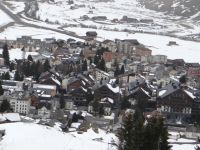 Andermatt liegt am Fuß des Gotthardpasses und vergrößert sich gerade mächtig durch den Bau neuer Hotels.
