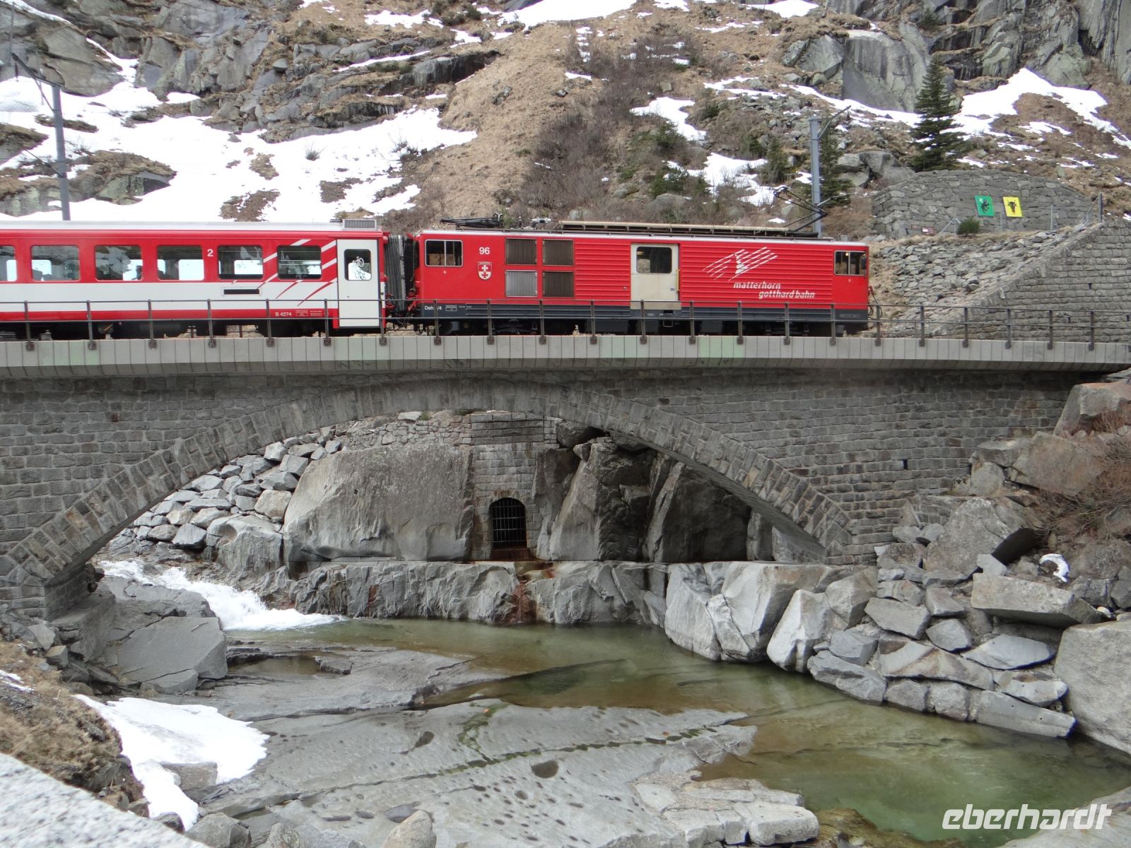 Die Teufelsbrücke, kaum sind wir dort, fährt wie bestellt ein Zug über die Trasse.