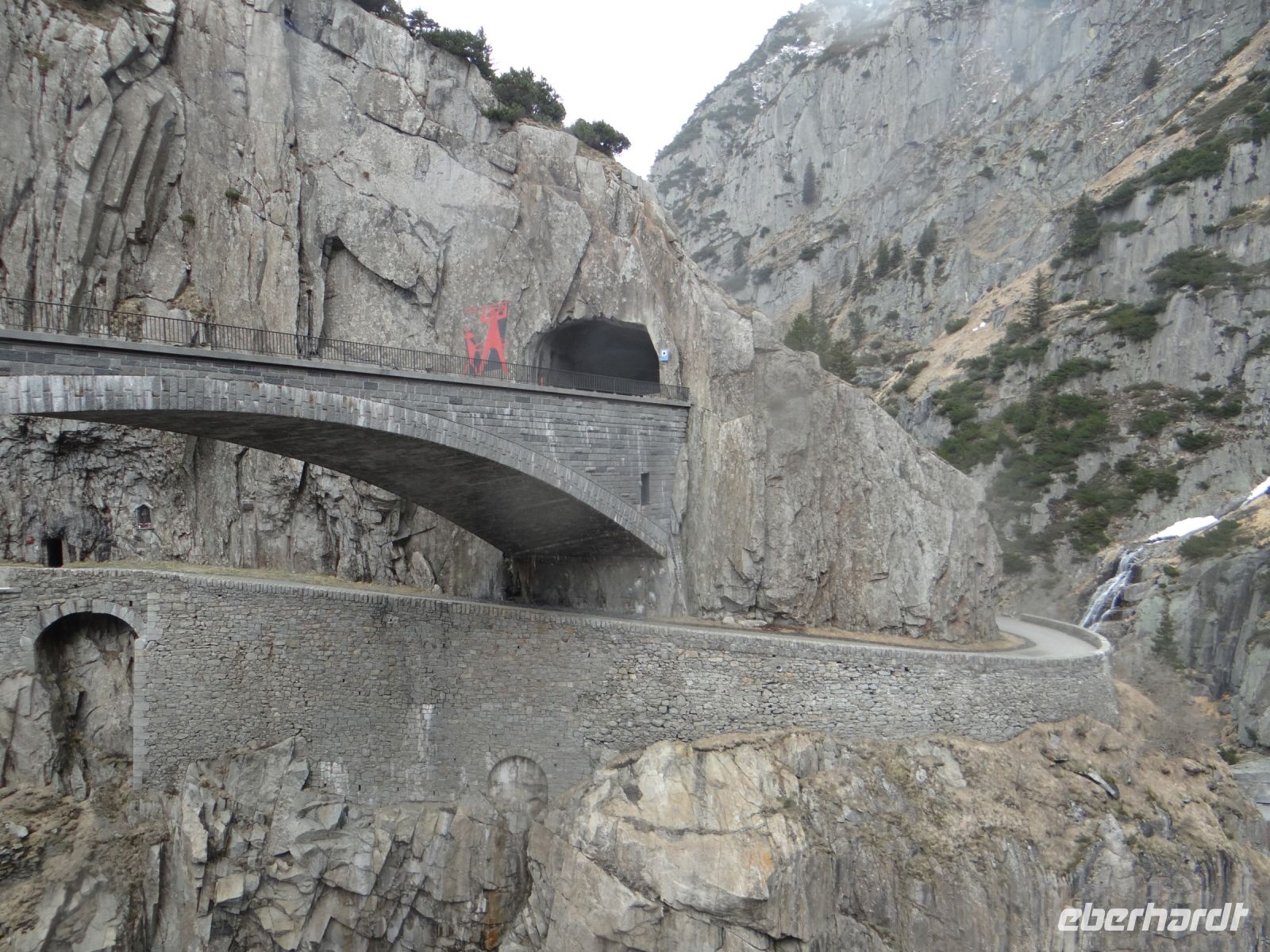 Teufelsbrücke, die alte Straße schmiegt sich an den Felsen, darüber führt die neue Straße. 