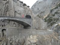 Teufelsbrücke, die alte Straße schmiegt sich an den Felsen, darüber führt die neue Straße. 