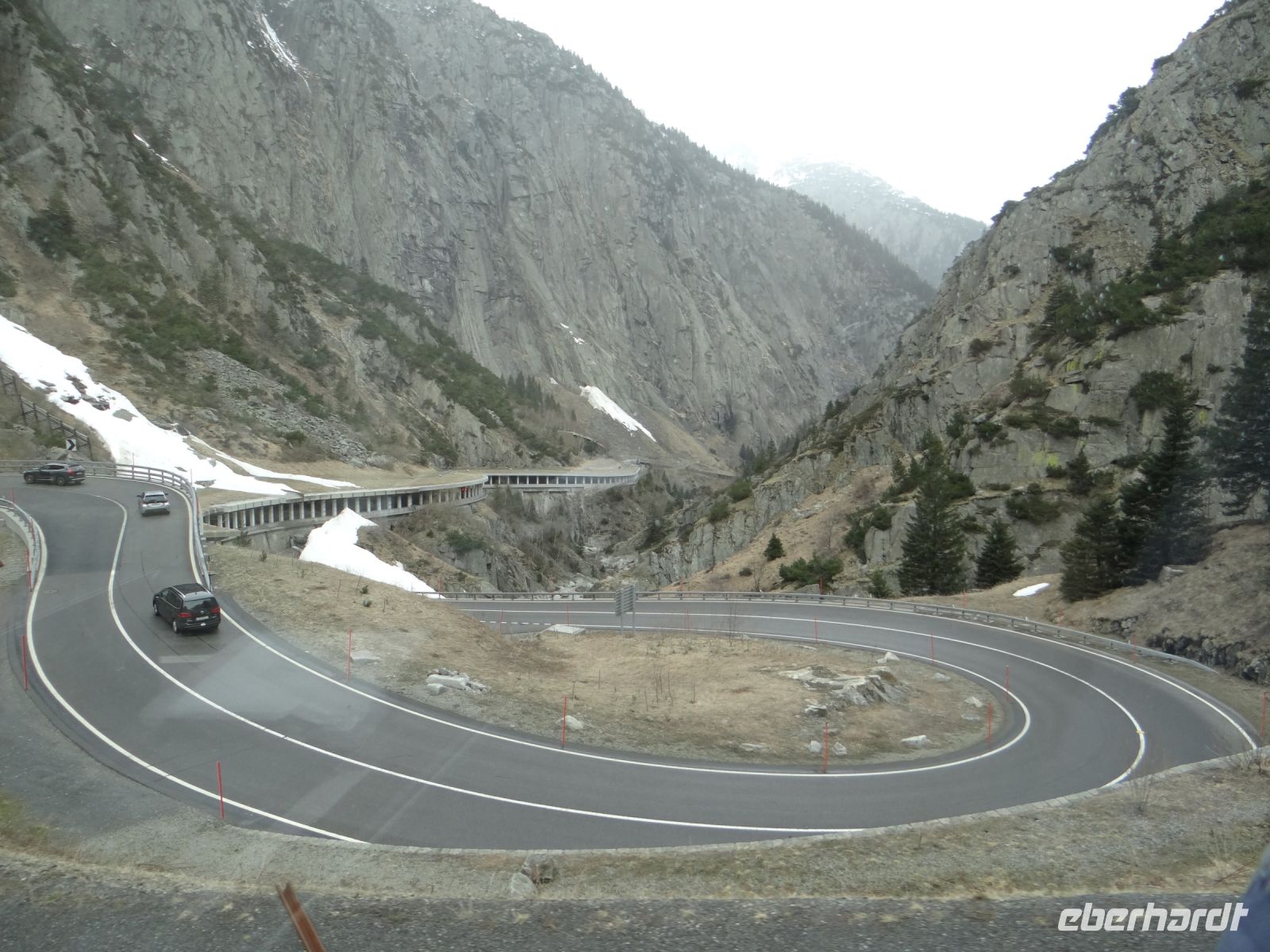Schöllenenschlucht, für die Bahn ist immer Platz. Sie fährt durch die Galerie, die Autos winden sich in Kehren hinauf, hinab.