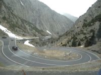 Schöllenenschlucht, für die Bahn ist immer Platz. Sie fährt durch die Galerie, die Autos winden sich in Kehren hinauf, hinab.