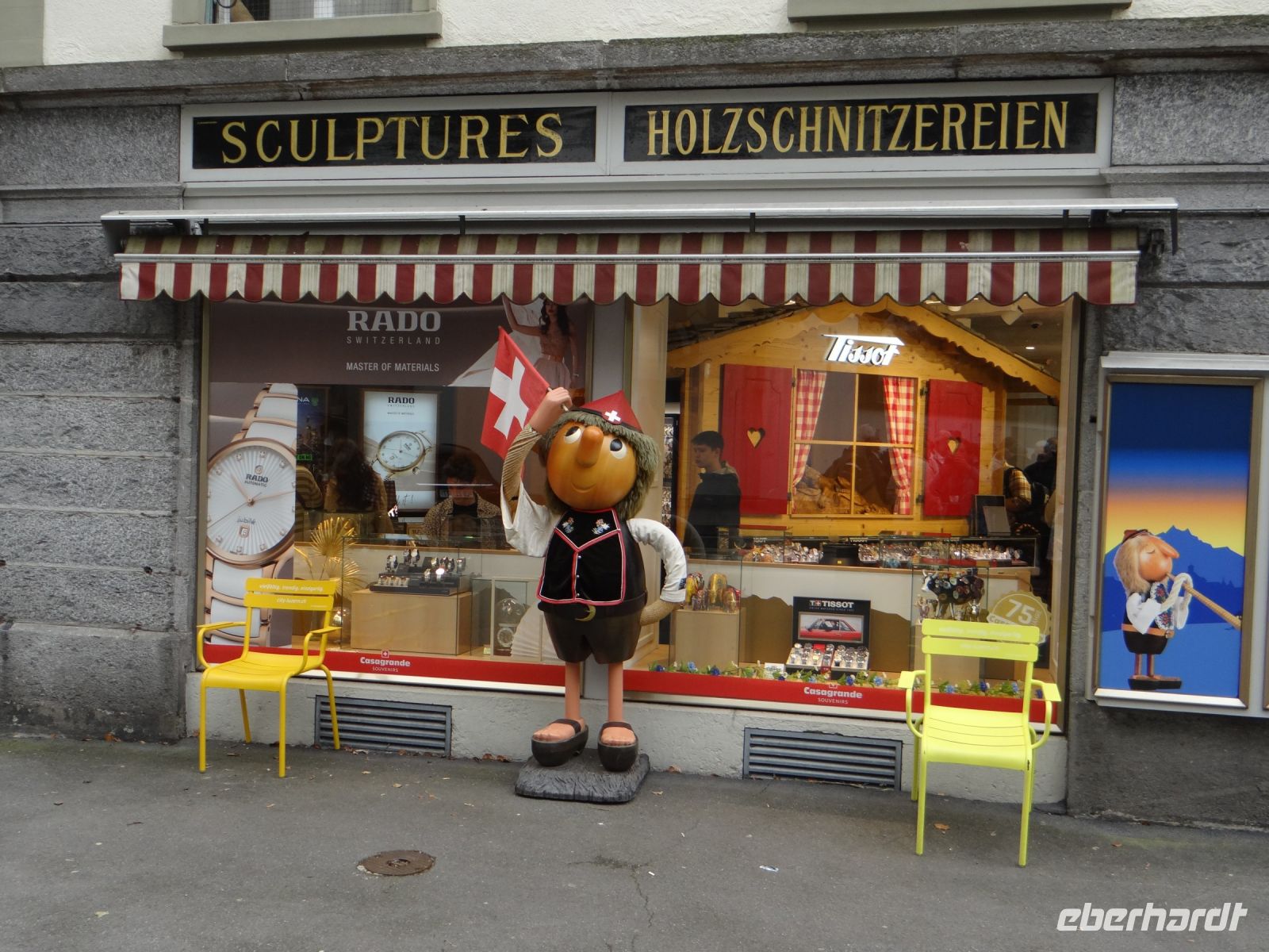 Luzern, ein schön sortierter Souvenirladen liegt an unserem Weg durch die Stadt.