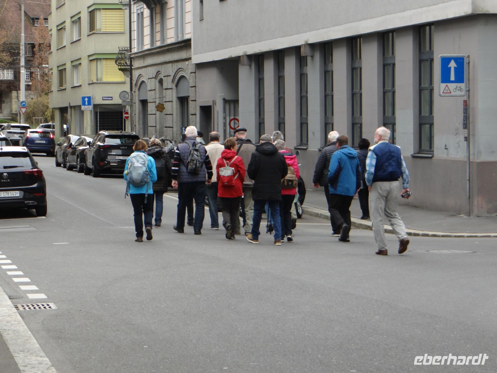 Unsere Gruppe schlendert durch Luzern. 