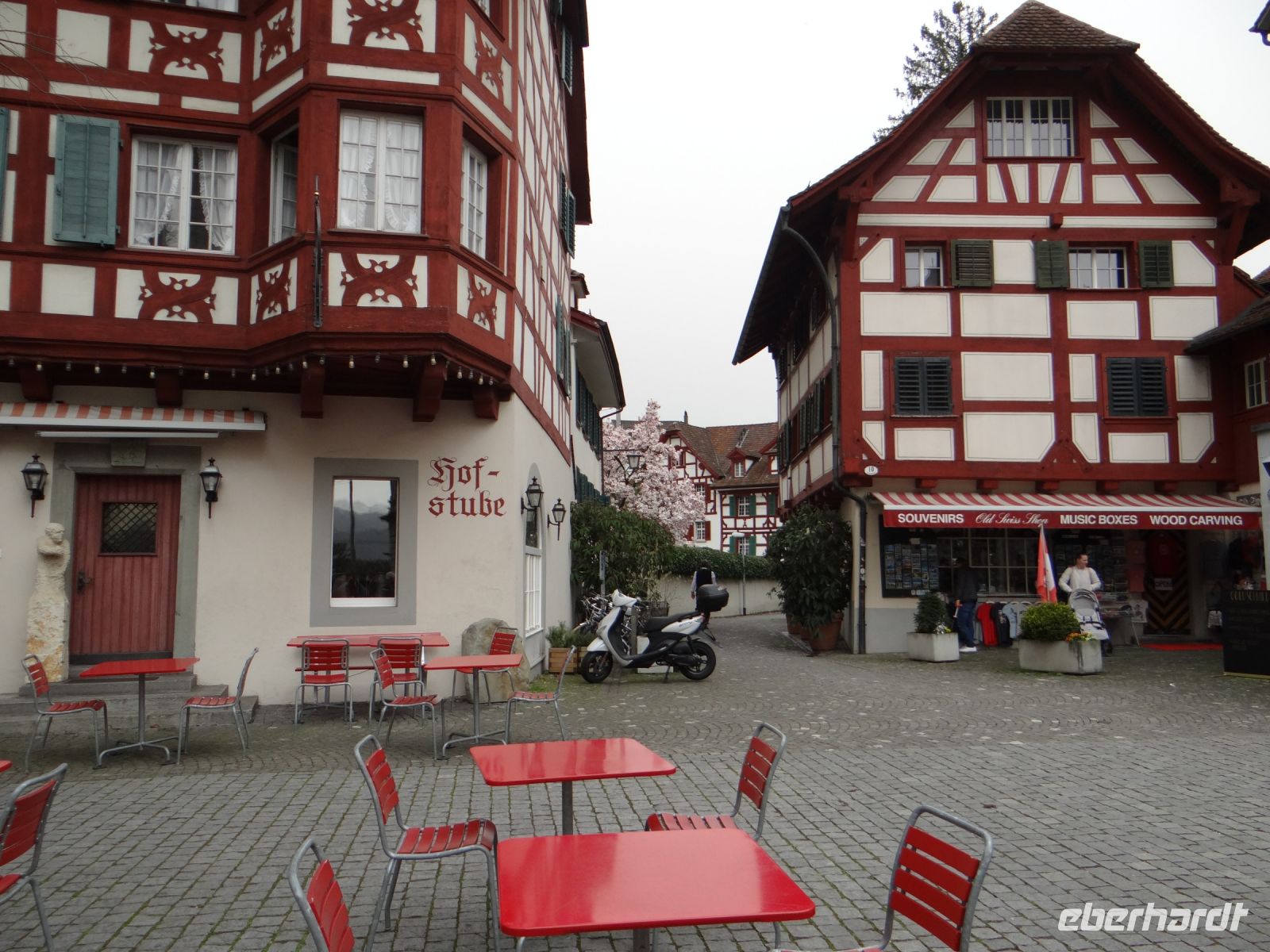 Luzern, am Fuß der Kirche steht ein hübsches Ensemble an Fachwerkhäusern.