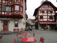 Luzern, am Fuß der Kirche steht ein hübsches Ensemble an Fachwerkhäusern.