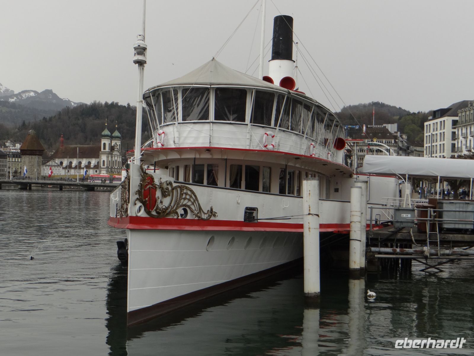Luzern, ein Raddampfer wartet auf Gäste.